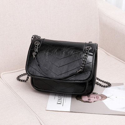 Γυναικεία τσάντα από οικολογικό δέρμα με μεταλλική αλυσίδα