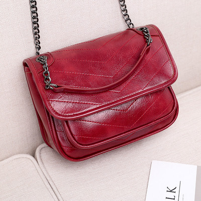 Γυναικεία τσάντα από οικολογικό δέρμα με μεταλλική αλυσίδα