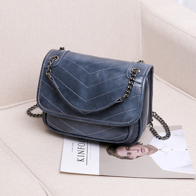 Γυναικεία τσάντα από οικολογικό δέρμα με μεταλλική αλυσίδα