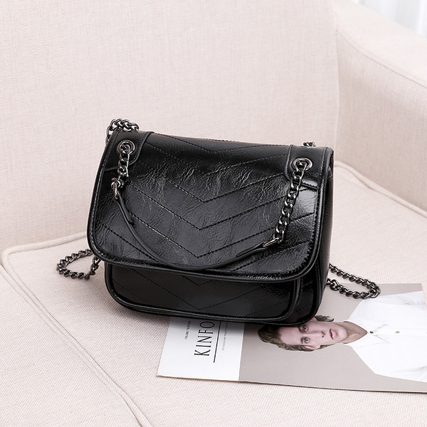 Γυναικεία τσάντα από οικολογικό δέρμα με μεταλλική αλυσίδα