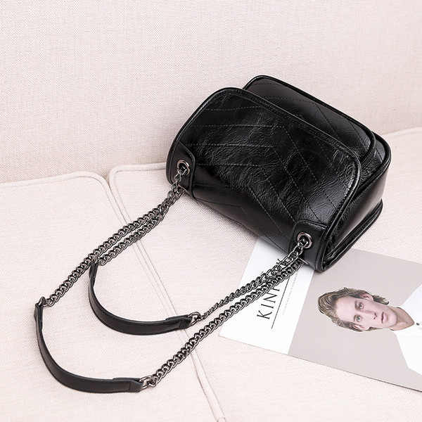 Γυναικεία τσάντα από οικολογικό δέρμα με μεταλλική αλυσίδα