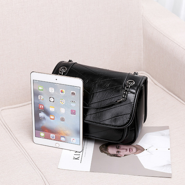 Γυναικεία τσάντα από οικολογικό δέρμα με μεταλλική αλυσίδα