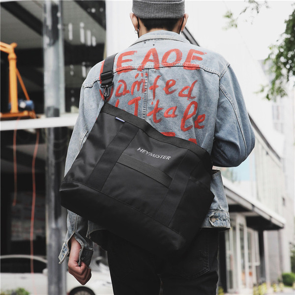 Modern férfi nagytáska fekete felirattal