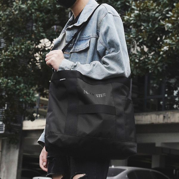 Modern férfi nagytáska fekete felirattal