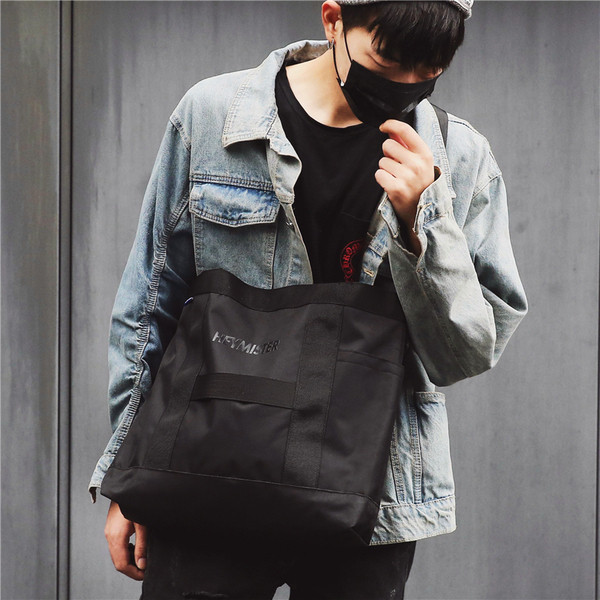 Modern férfi nagytáska fekete felirattal