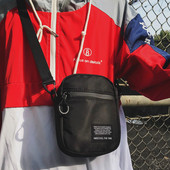 Kisméretű férfi modern táska több színben, elülső zsebbel