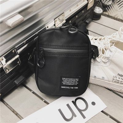 Kisméretű férfi modern táska több színben, elülső zsebbel