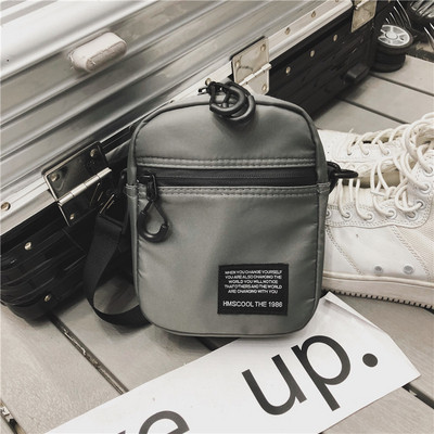 Kisméretű férfi modern táska több színben, elülső zsebbel