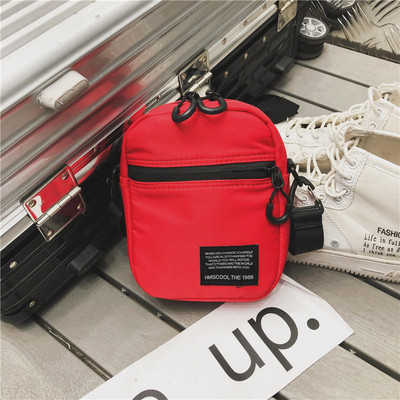 Kisméretű férfi modern táska több színben, elülső zsebbel