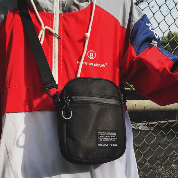 Kisméretű férfi modern táska több színben, elülső zsebbel