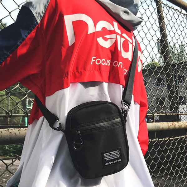 Kisméretű férfi modern táska több színben, elülső zsebbel