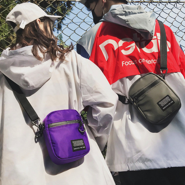 Kisméretű férfi modern táska több színben, elülső zsebbel