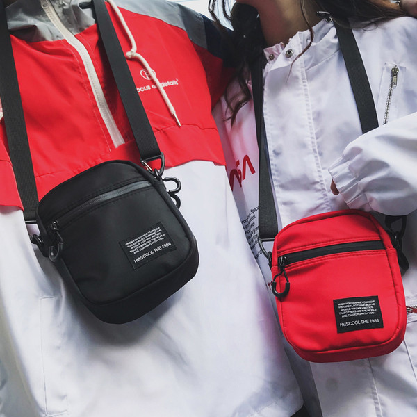 Kisméretű férfi modern táska több színben, elülső zsebbel