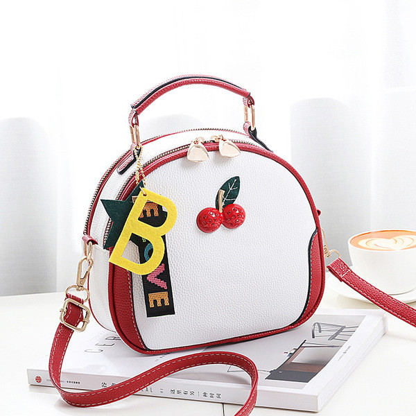 Καθημερινή γυναικεία τσάντα με αξεσουάρ σε διάφορα χρώμα