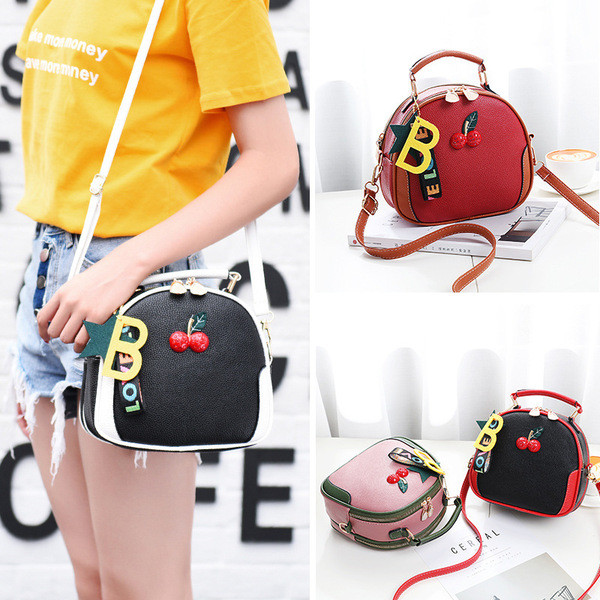 Καθημερινή γυναικεία τσάντα με αξεσουάρ σε διάφορα χρώμα