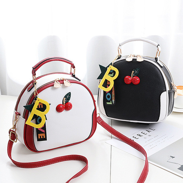 Καθημερινή γυναικεία τσάντα με αξεσουάρ σε διάφορα χρώμα