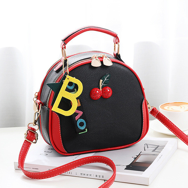 Καθημερινή γυναικεία τσάντα με αξεσουάρ σε διάφορα χρώμα