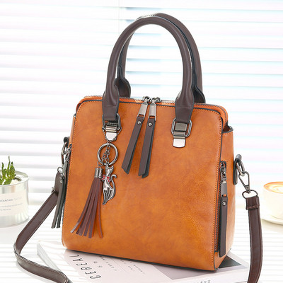 Napi női táska több színben, bojttal és cipzárral