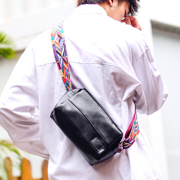 Geanta barbateasca moderna cu curea colorata in doua culori