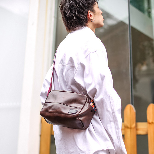 Geanta barbateasca moderna cu curea colorata in doua culori