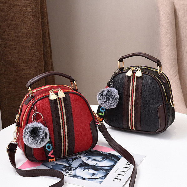 Modern női táska több színben, műbőr pehellyel