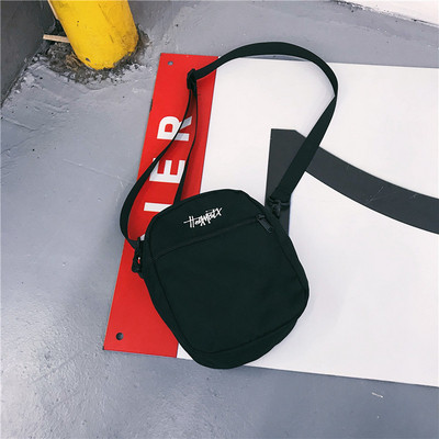 Modern férfi táska különböző színekben, felirattal