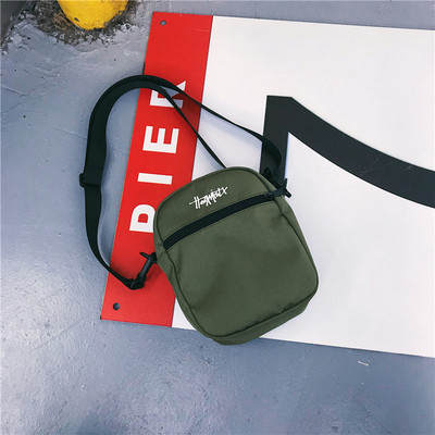 Modern férfi táska különböző színekben, felirattal