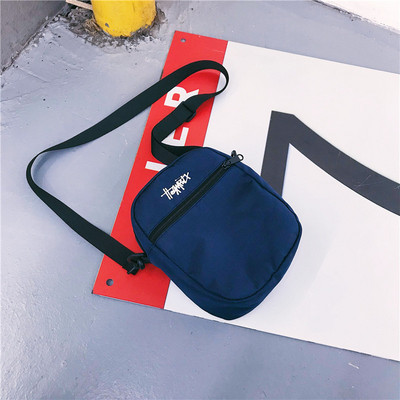 Modern férfi táska különböző színekben, felirattal