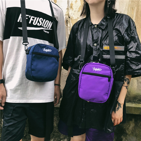 Modern férfi táska különböző színekben, felirattal