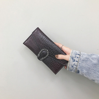 Γυναικείο πορτοφόλι με μεταλλικό στοιχείο σε τρία χρώματα