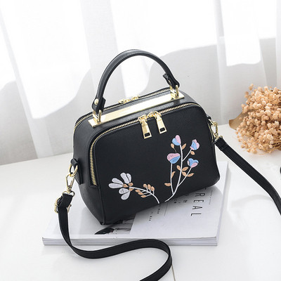 Elegáns női táska több színben hímzéssel