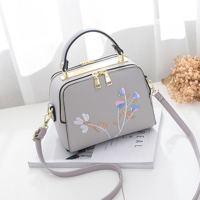 Elegáns női táska több színben hímzéssel