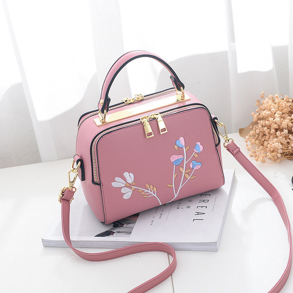 Elegáns női táska több színben hímzéssel