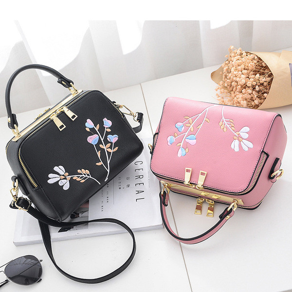 Elegáns női táska több színben hímzéssel