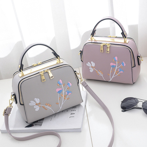 Elegáns női táska több színben hímzéssel