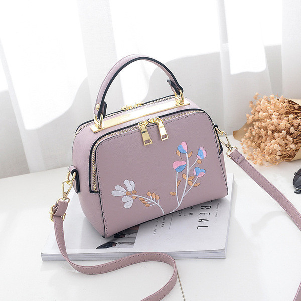 Elegáns női táska több színben hímzéssel