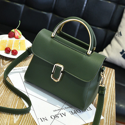 Stílusos női táska fém rögzítéssel