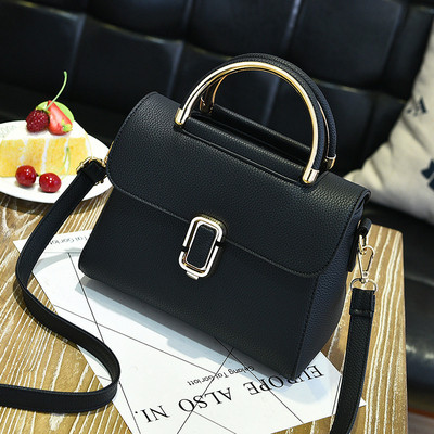 Stílusos női táska fém rögzítéssel