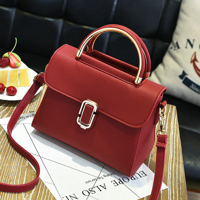 Stílusos női táska fém rögzítéssel