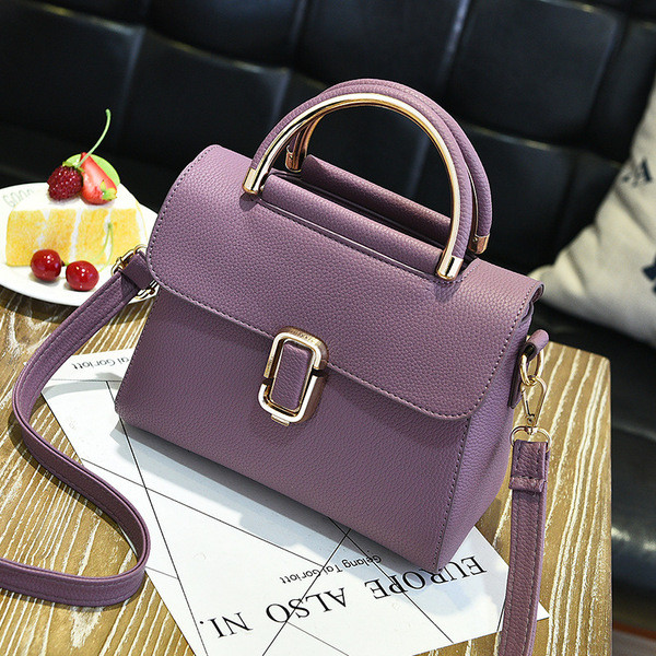 Stílusos női táska fém rögzítéssel