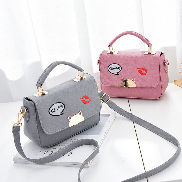 Geanta de dama eleganta cu broderie si element metalic