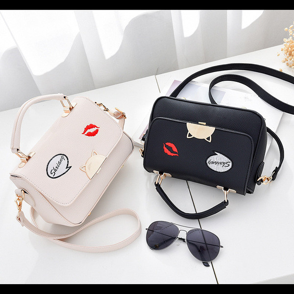 Geanta de dama eleganta cu broderie si element metalic