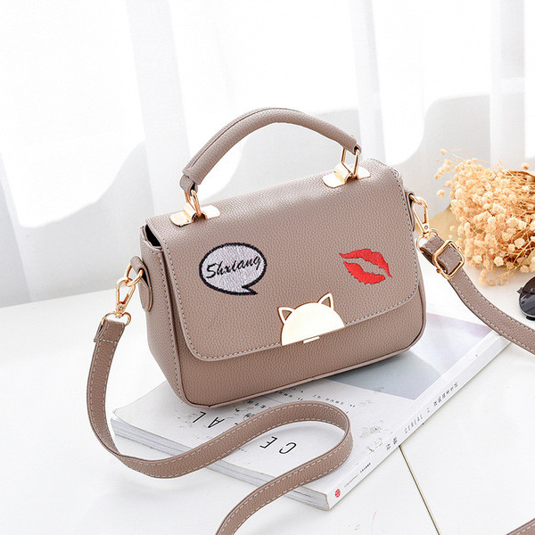 Geanta de dama eleganta cu broderie si element metalic