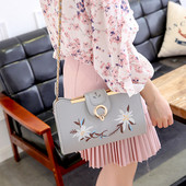 Hímzéssel és fém fogantyúval ellátott női táska