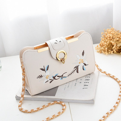 Hímzéssel és fém fogantyúval ellátott női táska