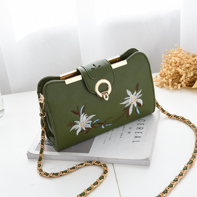 Hímzéssel és fém fogantyúval ellátott női táska