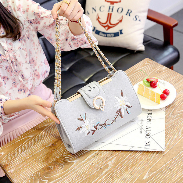 Hímzéssel és fém fogantyúval ellátott női táska