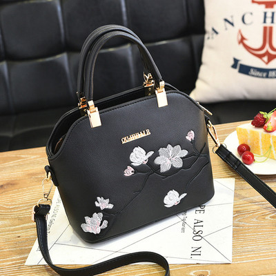 Modern női táska hímzéssel és fém elemmel