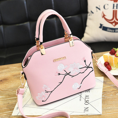 Modern női táska hímzéssel és fém elemmel