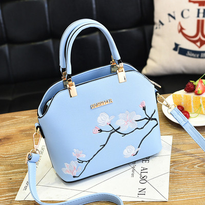 Modern női táska hímzéssel és fém elemmel